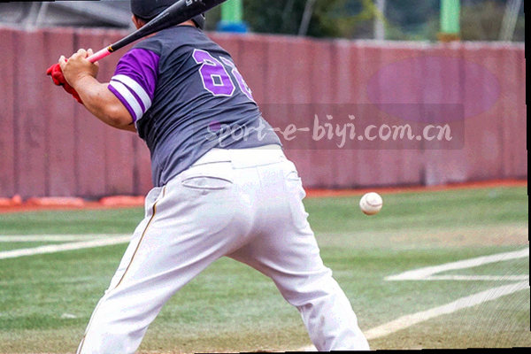 抽象示意图：旧地址出口指向新地址入口，红色斜切箭头连接两个深色卡片